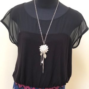 ❗️FREE w $25 PURCHASE Vtg flower Necklace w pearls